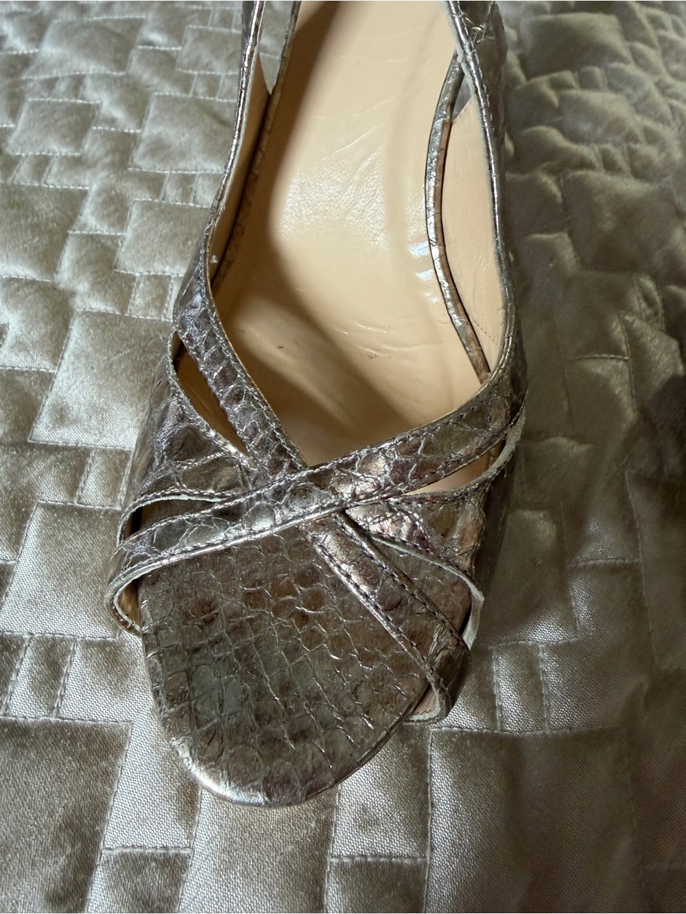 Kate Spade New York Genna Gold Metallic Crocodile Embossed Heels Size 8.5 B - Picture 3 of 8